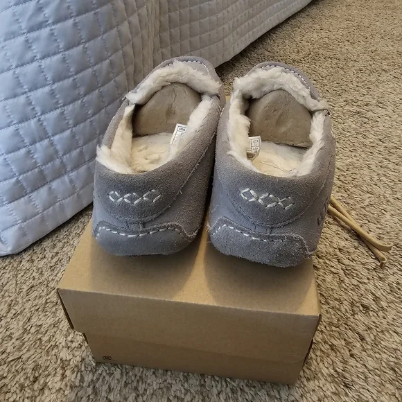 UGG Gray Suede Moccasin Slippers - Womens Size 8 - Picture 5 of 9